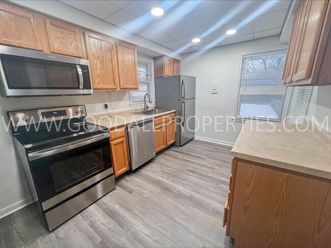 Foto del edificio - 3 Bedroom 2 bath with a huge fenced in bac...