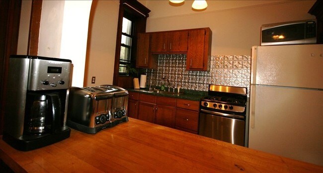 Building Photo - 686 Park Pl