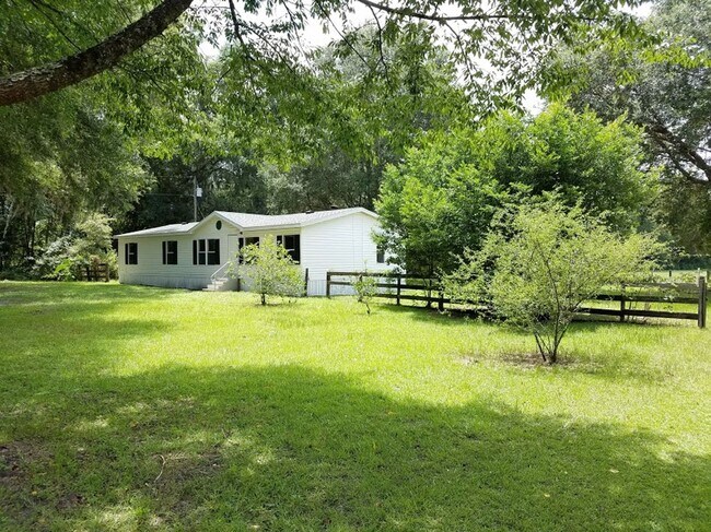 Foto del edificio - 3 Bed 2 Bath Bring your horses or livestock, the property is zoned agriculture