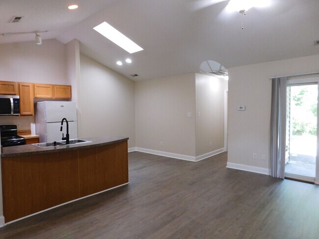 Foto del edificio - 223 Churchill Court located in the Flamingo Oaks Subdivision