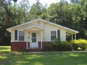 Building Photo - 10 Country Squire Ct