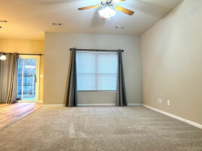 Foto del edificio - Charming 3-Bedroom Home with Modern Amenities and Elegant Finishes