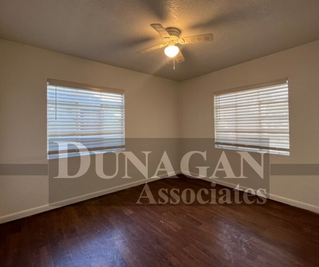 Building Photo - 3bed/1bath with New Paint and Carpet, No P...