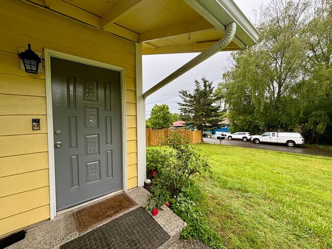 Building Photo - Welcome Home 3BD/1BA Home on Corner Lot
