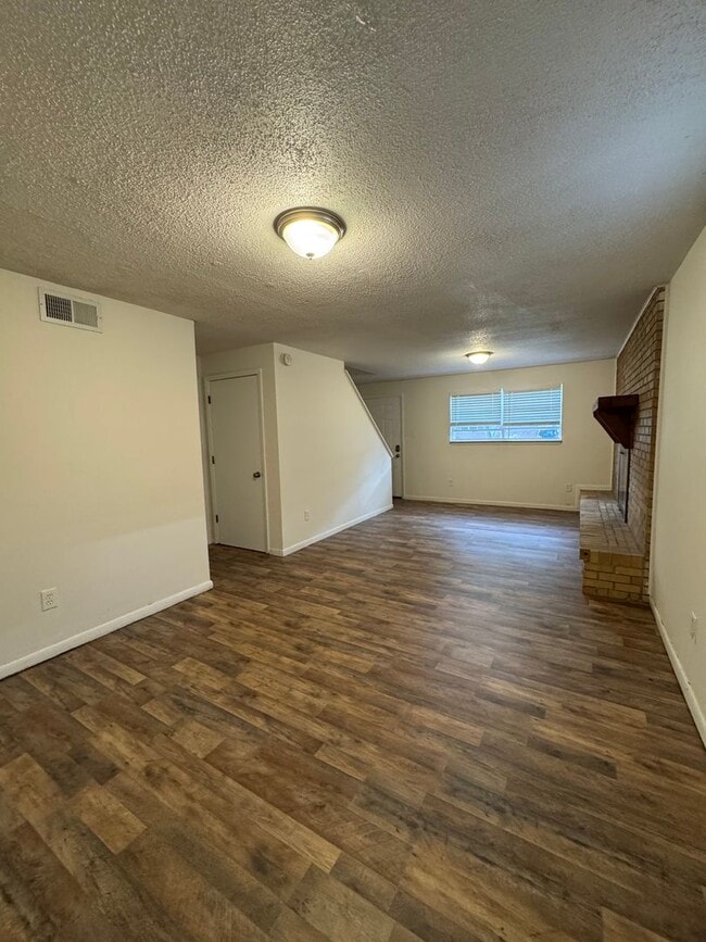 Building Photo - Two Bedroom Unit Available For Rent!