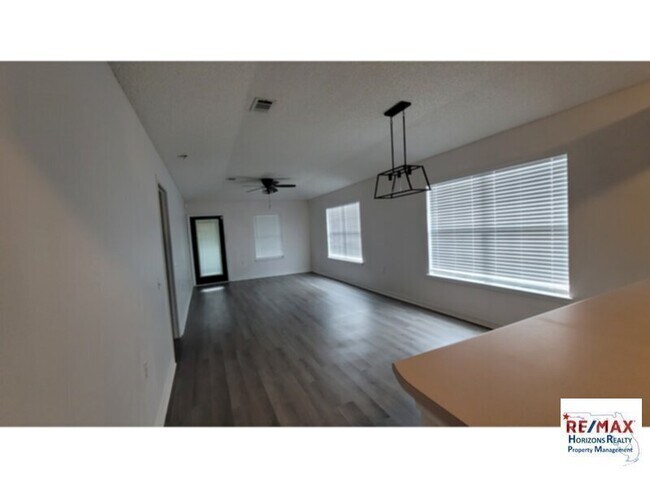 Building Photo - Silverton House with Lanai!