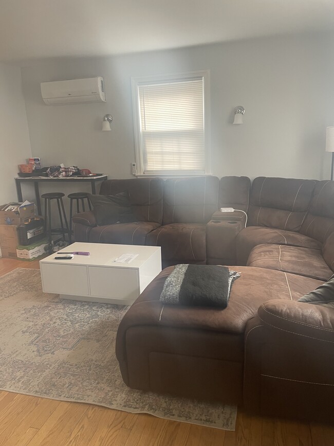 Building Photo - 633 N Nelson St