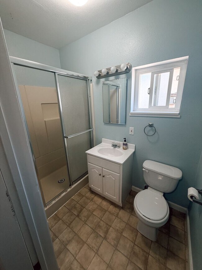 Building Photo - 2/1 Home in Livermore Available Now!