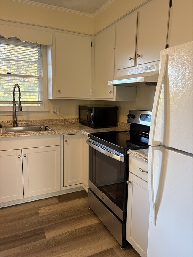 Building Photo - 45 Elm St