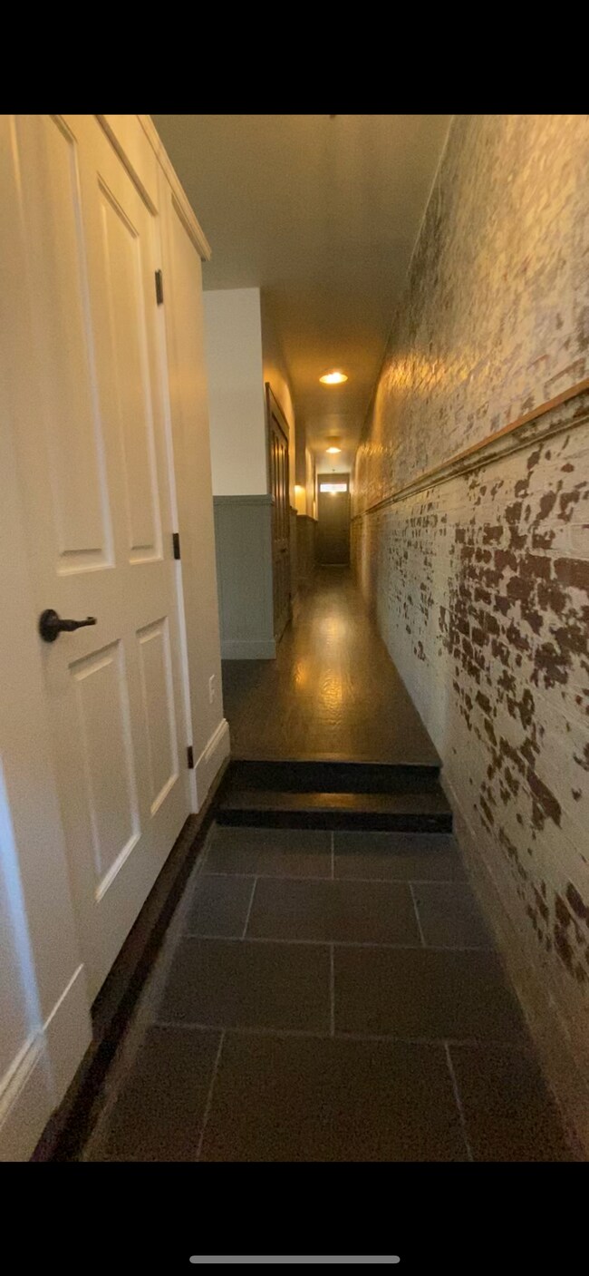 Building Photo - 1720 Pleasant St