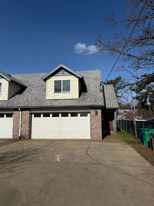 Building Photo - 8433 SE Insley St