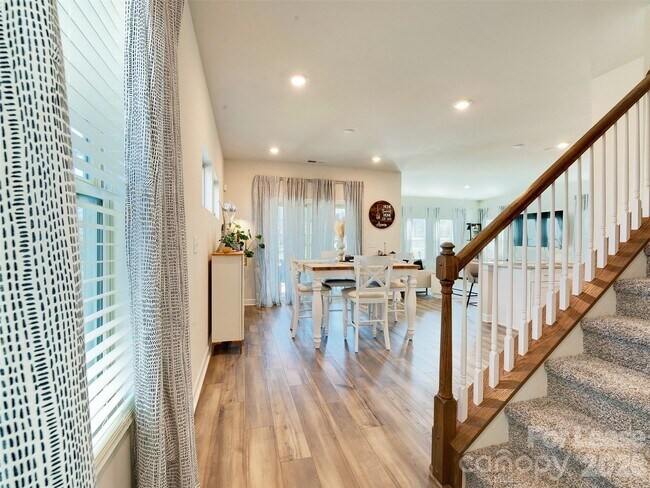 Foto del edificio - 4009 Woodland View Dr