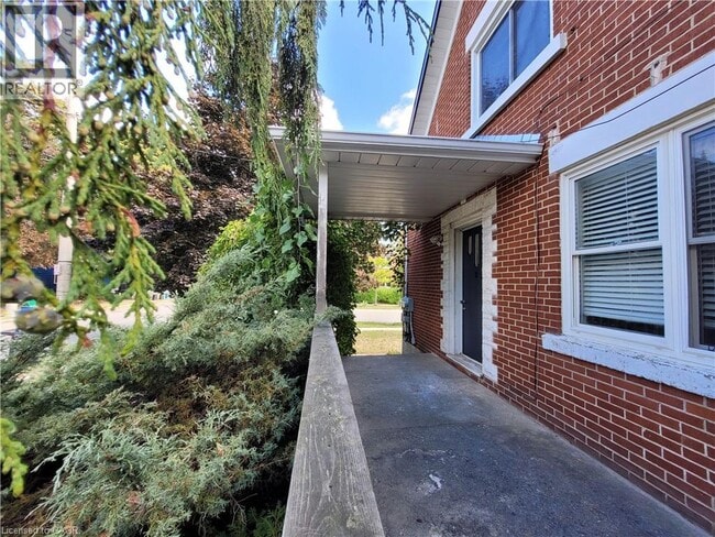 Building Photo - 121 Blucher St