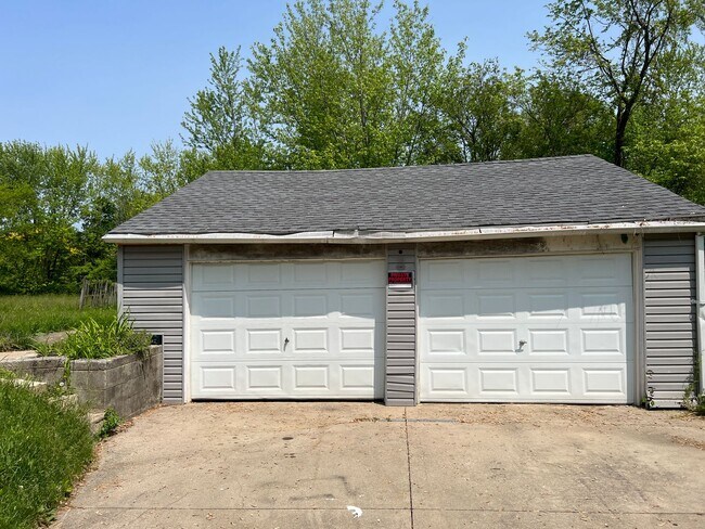 Foto del edificio - Cute 2 Bedroom Ranch with 2 car garage