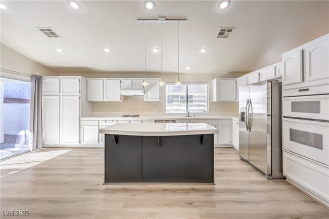 Building Photo - 1851 Vista Pointe Ave