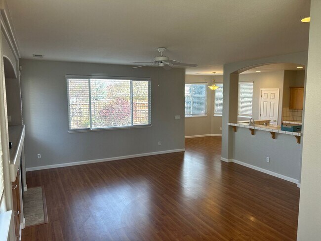 Building Photo - 3 Bed 2 Bath South Meadows Home