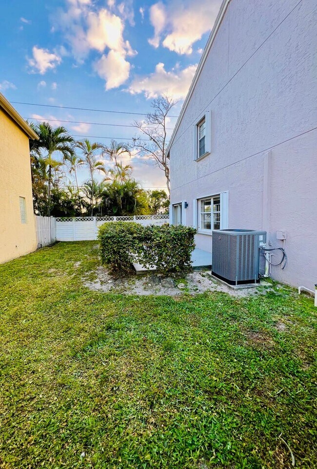Foto del edificio - 10710 Palm Spring Dr