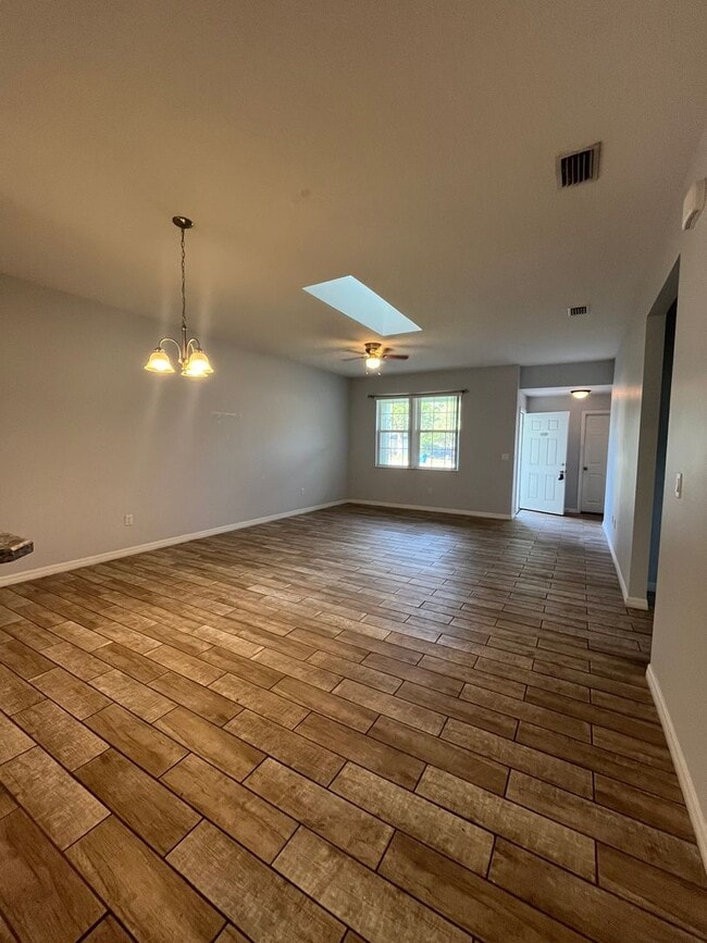 Building Photo - Spacious 3 Bedroom, 2 Bath Duplex – Newer ...