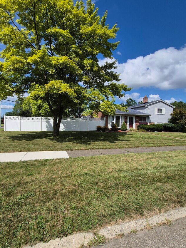 Photo - 33011 Lynx St (Westland, MI)