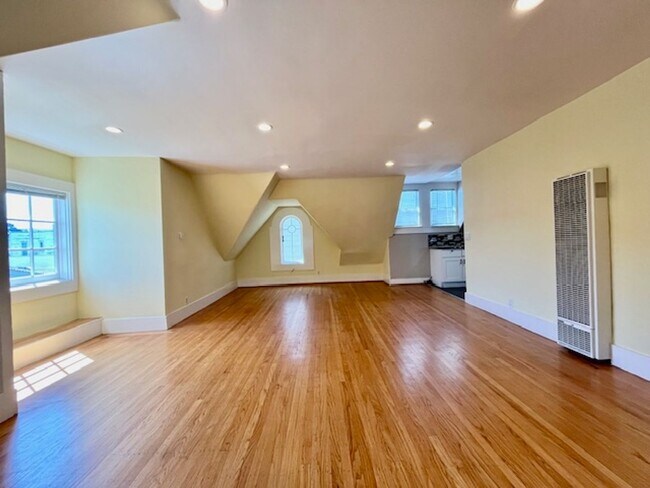 Foto del edificio - 4 Bedroom, 1 Bath with historic charm in N...