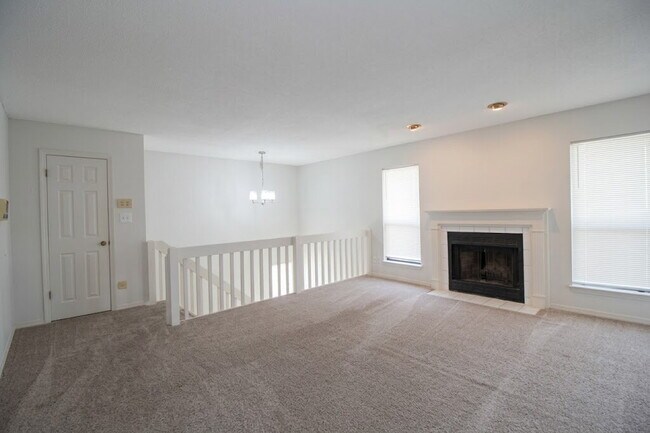 Foto del edificio - Spacious Sunrunner Place 2/2 Condo with Vaulted Ceilings, Community Pool & Prime Pensacola Location