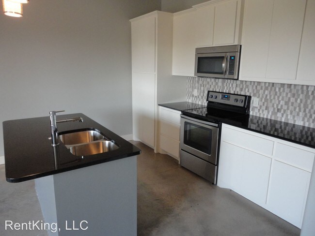Building Photo - 3 br, 2.5 bath House - 4748 W Main St.