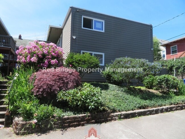 Building Photo - 131 SE 22nd Ave