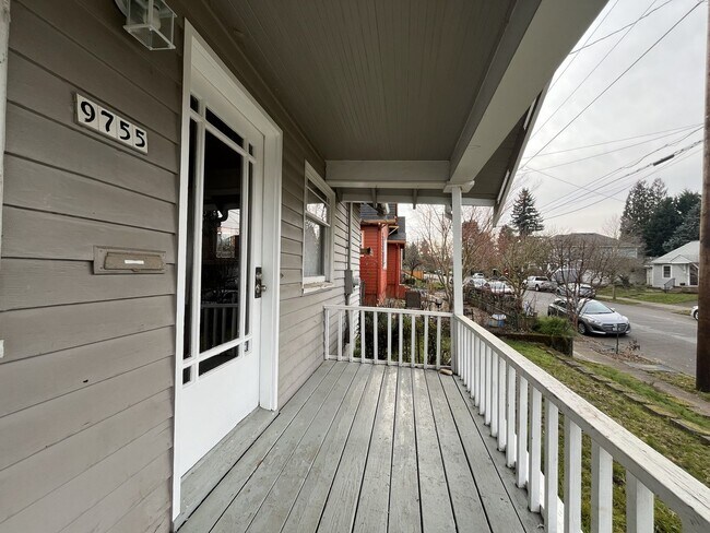 Foto del edificio - Charming 3-Bed Home with Vaulted Ceilings, Expansive Yard & Private Outdoor Space