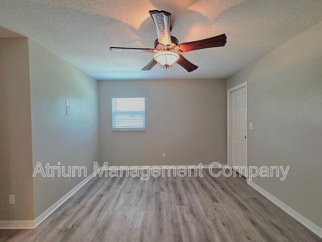 Foto del edificio - 7924 1/2 N Socrum Loop Rd