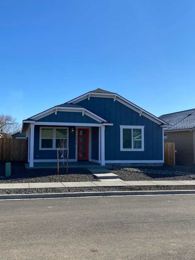 Primary Photo - Newer Home for Lease!