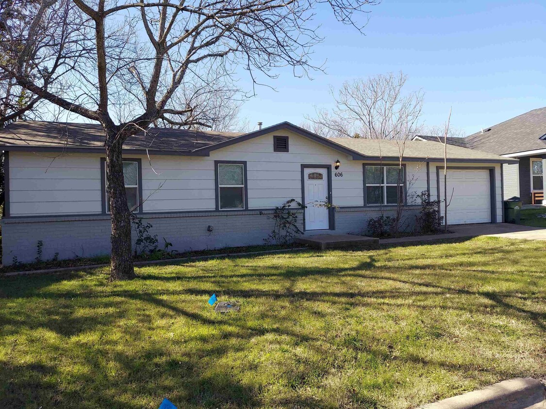 606 S Pierce St, TX 78611 House Rental in TX