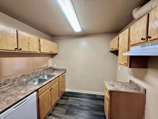 Foto del edificio - Three Bedroom Apartment with Spacious Dining and Living Area