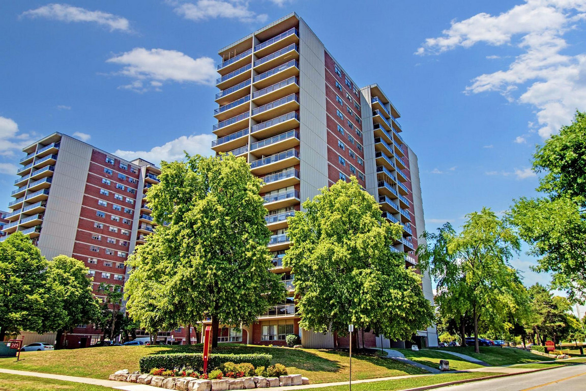 Primary Photo - Surrey Lane Apartments