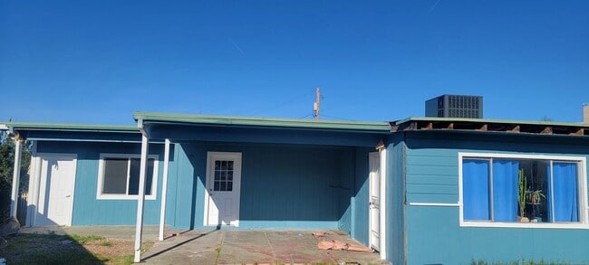 Building Photo - 102 W Basic Rd