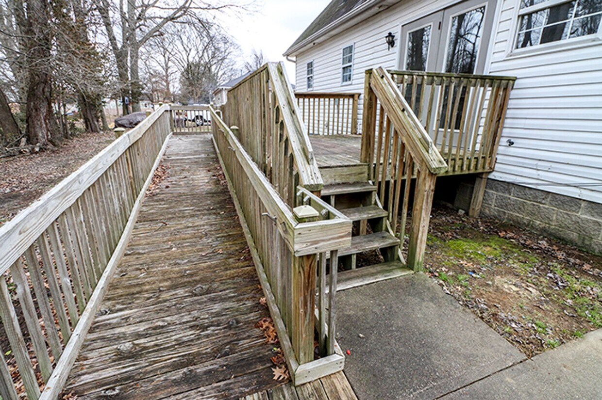 Newly updated 3 bedroom and 2 bath Cape Cod - Newly updated 3 bedroom and 2 bath Cape Cod