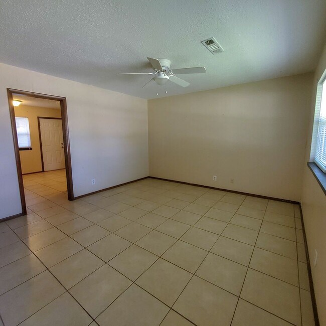 Foto del edificio - 2429 N Market Ave