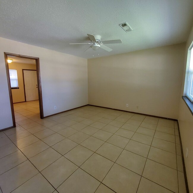 Foto del edificio - 2429 N Market Ave