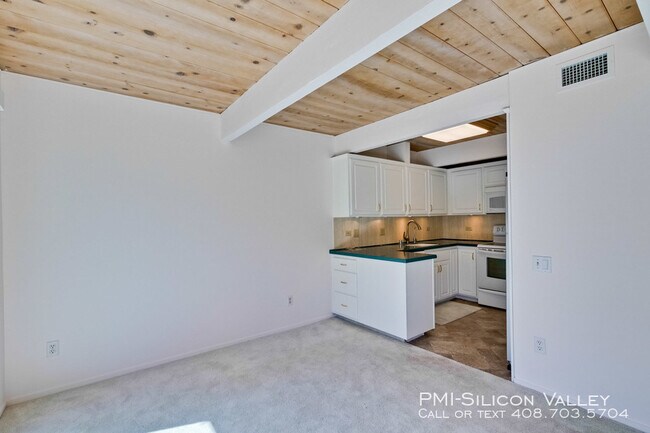 Building Photo - Great Condo in a Great Complex.