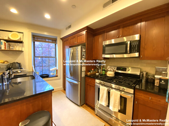 Building Photo - 469 Hanover St
