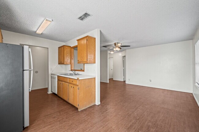 Building Photo - Half off first full months rent/Convenient to SPC/Tech and Med Community
