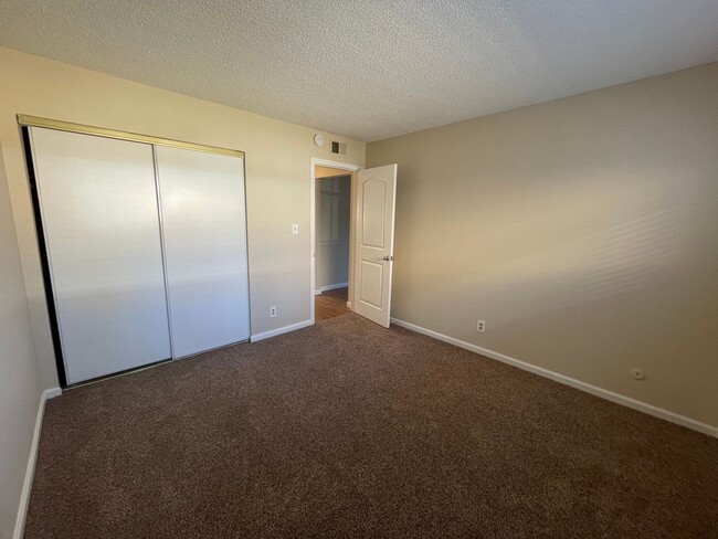 Building Photo - Charming 2-Bedroom Duplex in Sacramento – ...