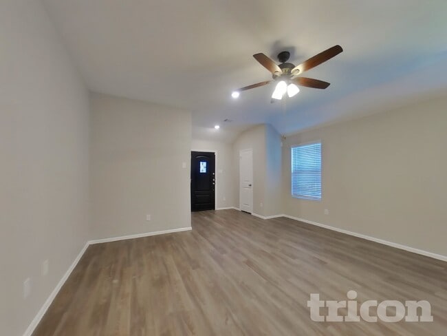 Building Photo - 210 Pine cavern dr