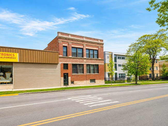 Building Photo - 1670 W Pratt Blvd