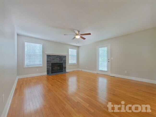 Foto del edificio - 8737 Windsor Lake Blvd