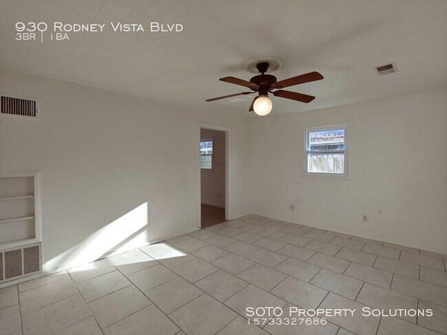 Building Photo - 3BD/1BA House Backs to Arena Park