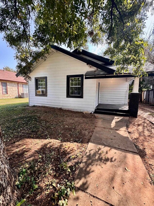 Primary Photo - 2113 Brown St