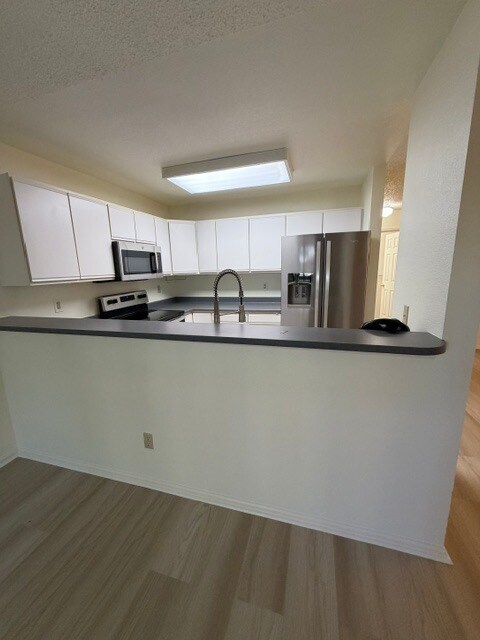 Cocina con zona de bar - 18294 W 58th Pl