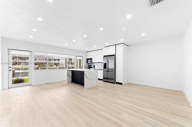 Building Photo - 2881 NE 32nd St