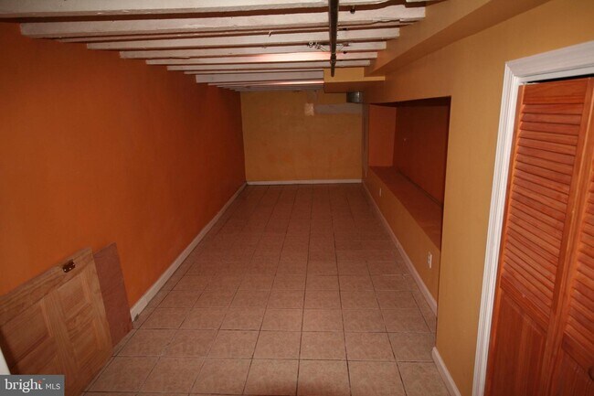 Foto del edificio - 2443 Montrose St