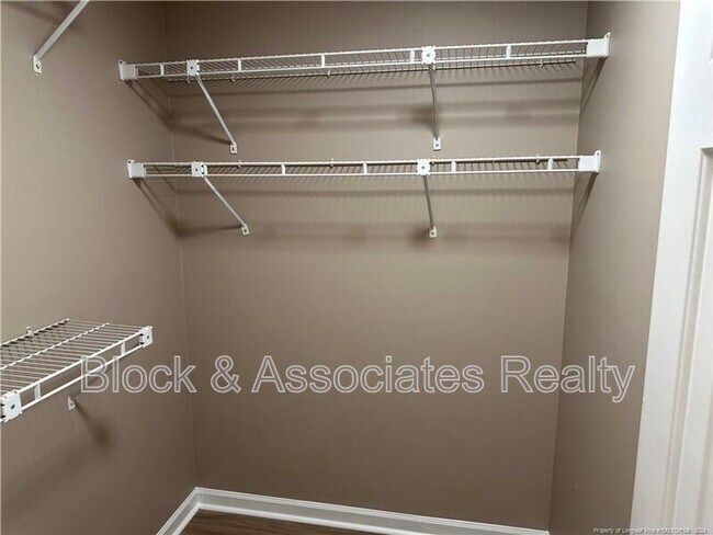 Foto del edificio - 6720 St Julian Way